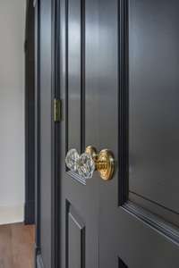 Attention to details with these crystal door knobs