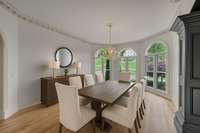 Virtually staged dining room