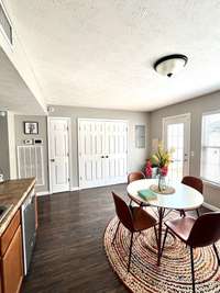 Beautifull spacious eat in kitchen