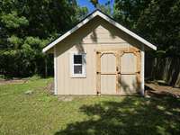 Nice storage building out back.