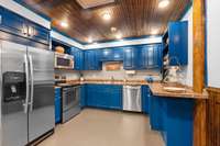 Full kitchen in lower level with current paint color