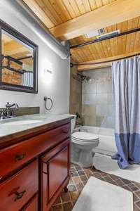 Bedroom 3's en-suite full bathroom