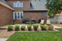 Accented by small decorative bushes that add a touch of natural beauty. 2640 Chesterfield Ct. Murfreesboro, TN 37129