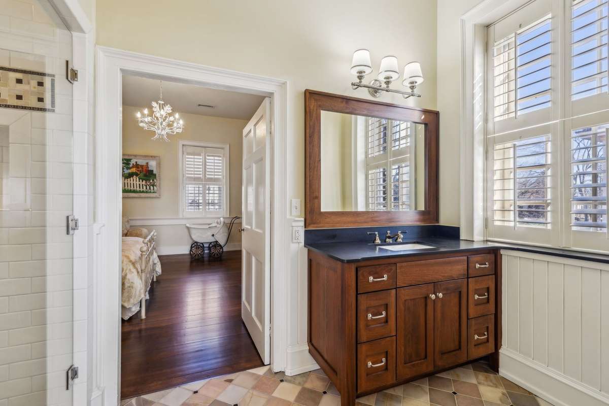 Shared full bath between bedroom #3 and #4.