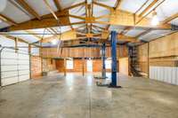 HUGE 50x40 Detached Garage/Shop with Hydraulic Car Lift