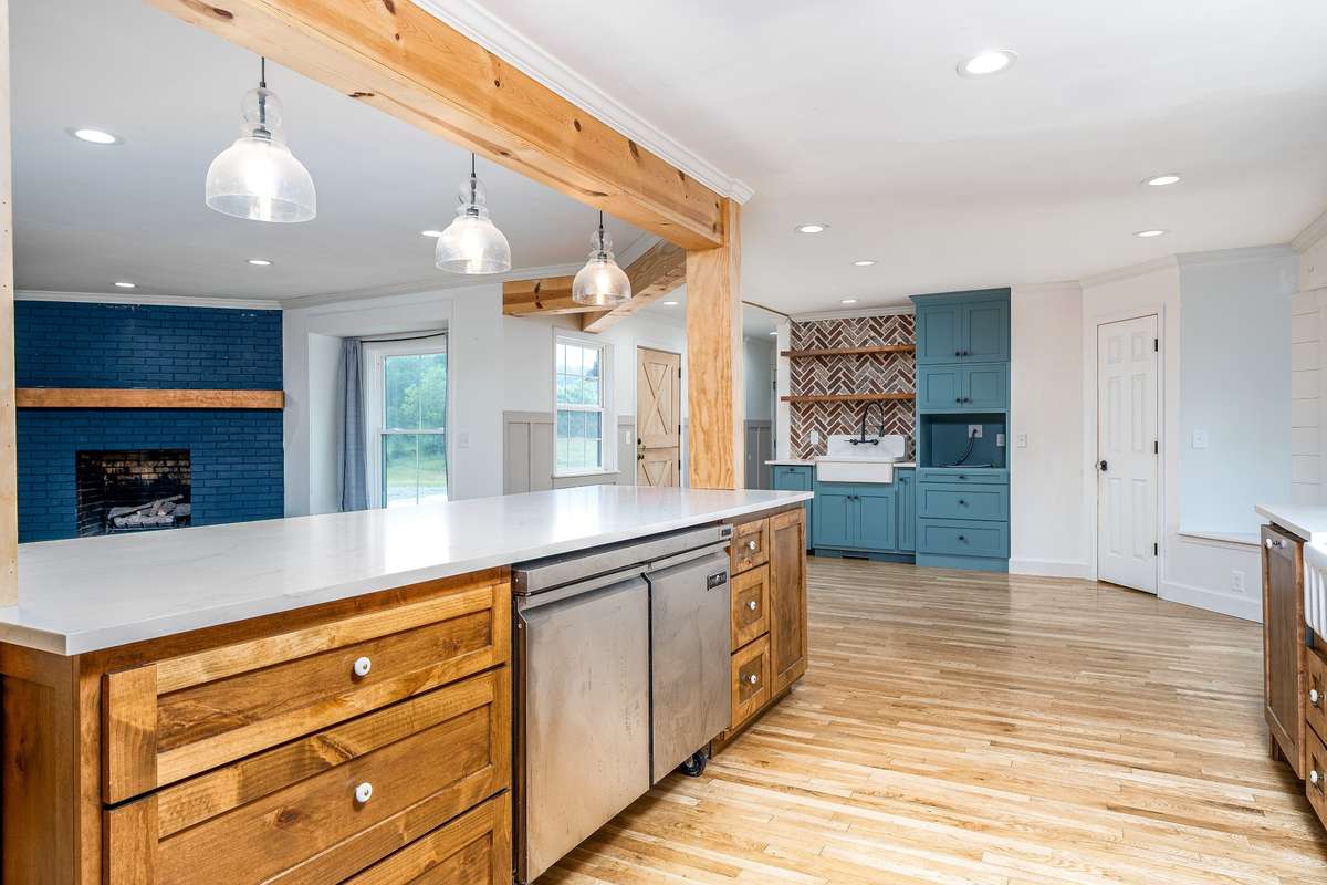 Oversized Island gives plenty of prep space or additional eating area