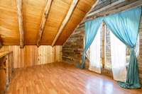 The Loft with circular window - Beautiful tung and groove ceiling