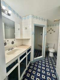 2685 Lick Creek:  Upstairs Full Bathroom