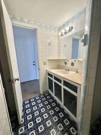 2685 Lick Creek: Upstairs Full Bath