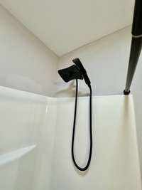 Hall bath with upgraded shower head