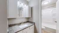 Upstairs Full Bathroom