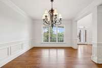 Large dining space, fits a 10' table