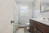 Really nice full bathroom...
