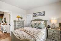 1st floor guest bedroom w/walk-in closet
