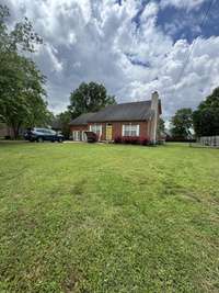 Welcome to 1114 Lea Cirle in Coles Ferry Village!!!