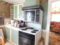 All kitchen appliances remain