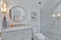 En-suite bath for bedroom #2