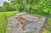 Love to garden? Then you will enjoy this space!