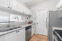 Great cabinet and counter space for storage