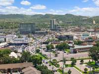 Walking distance to Green Hills Mall, great restaurants and grocery stores