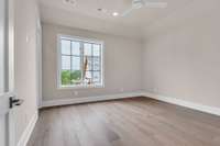 Guest room with full en suite bath