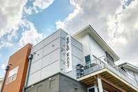 Solo East is conveniently located within walking distance of hip restaurants and retail with quick access to downtown Nashville and the airport!