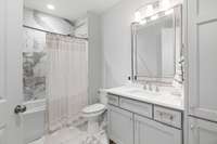 Full bath in hallway