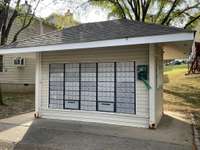 Located conveniently to Central Mailbox station.