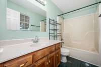 Large bathroom with tub/shower combo on the main floor