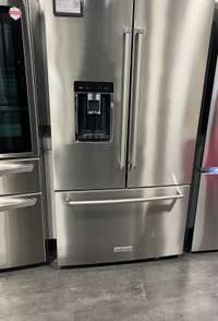 Stainless appliances throughout