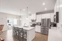 Kitchen island / Quartz contertops, stainless steel appliances