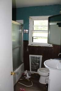 Full bath with tub/shower combo!!