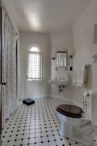 Second full bath on upstairs.