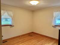 1 of the 2 guest bedrooms