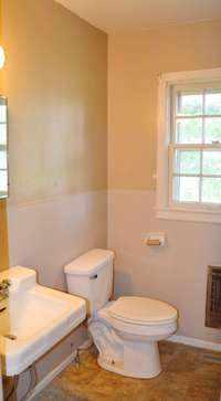 Full Bathroom with shower/tub combo