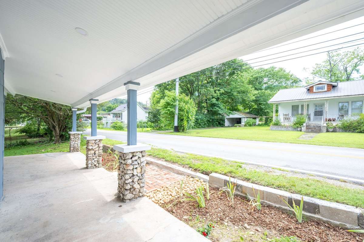 Covered front porch, perfect for front porch sittin'