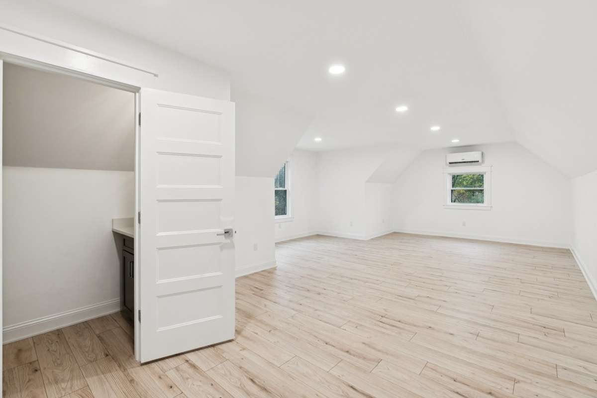 Huge bonus room up with 1/2 Bath