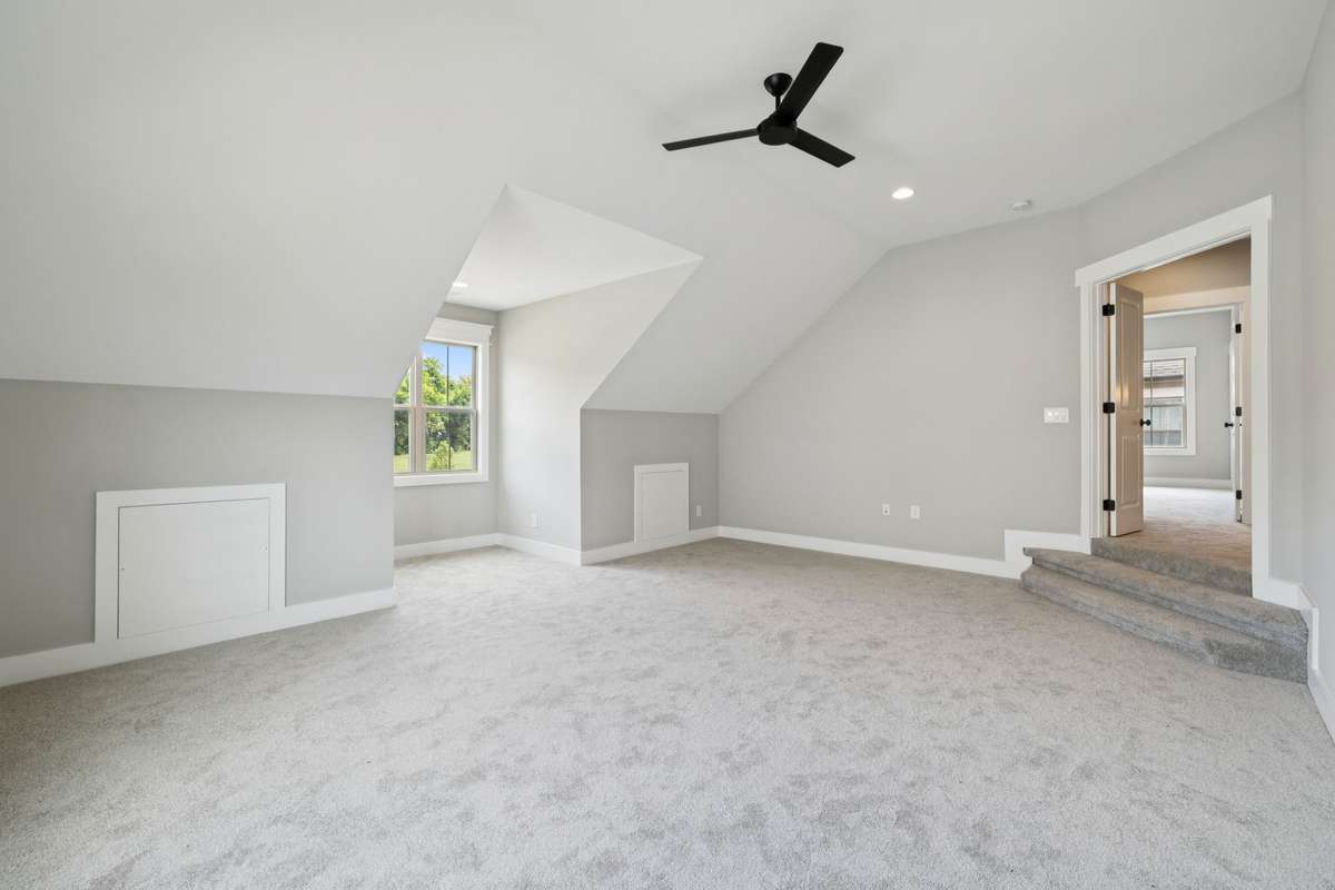 You will not run out of space in this Huge Home, Bonus Room