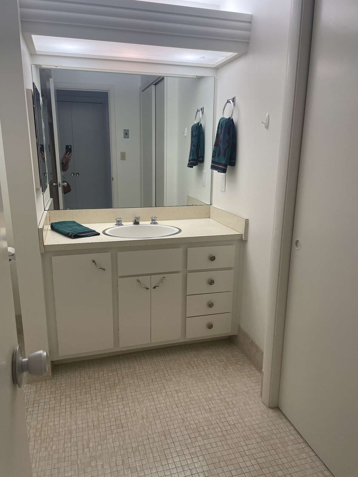 Second hall bathroom with a tub.
