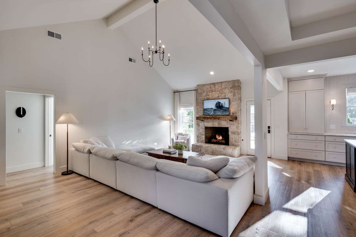 Open floor plan and functional entertaining space, connecting the kitchen, living room and dining space