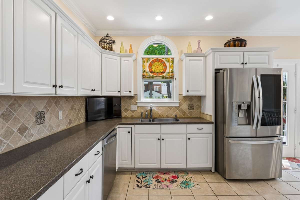 Tiled backsplash and upgraded stainless steel appliances! 2230 Northwoods Drive, Murfreesboro, Tn 37130