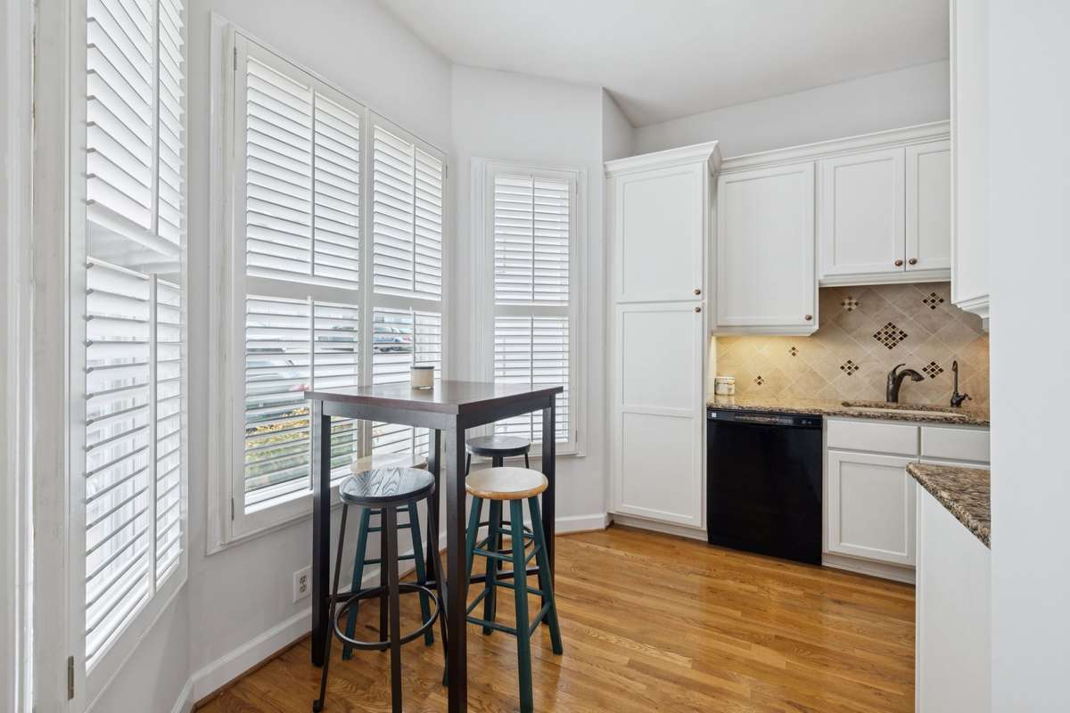 breakfast nook with bay windows
