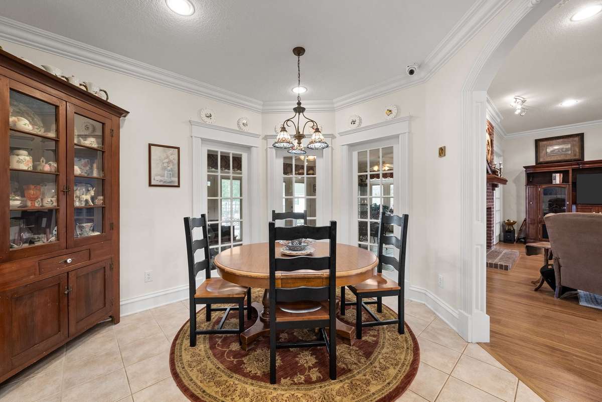 Gorgeous eat-in kitchen area - check out those windows!