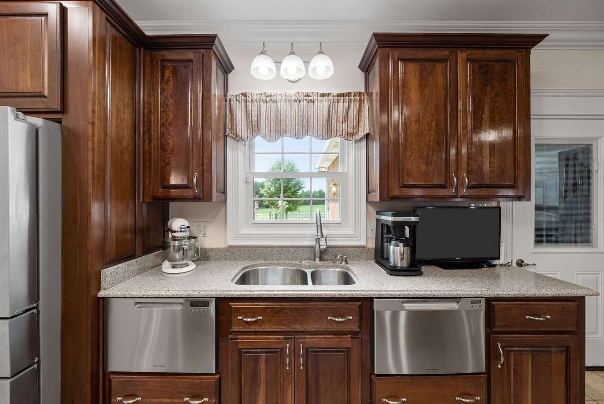 Kitchen sink and 2 dishwashers - 1 on each side!