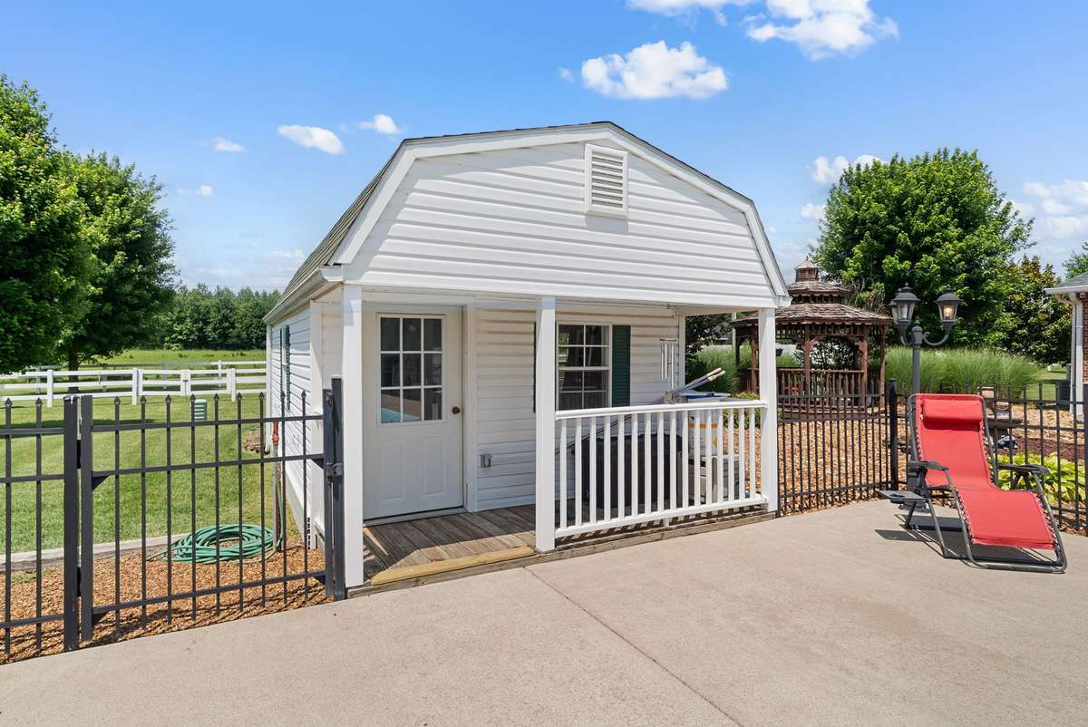 12x16 Pool house with wet bar and half bathroom