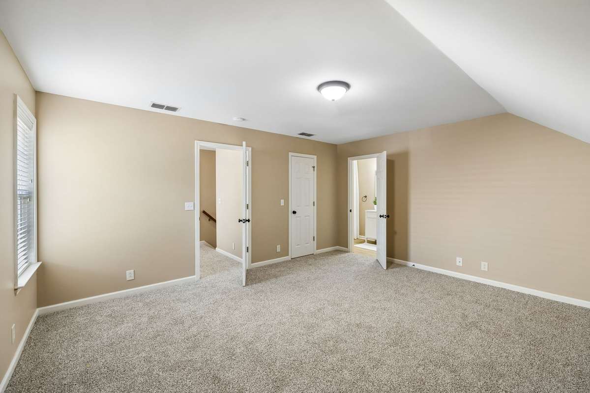 16x14' Bedroom #3 with full bath and walk in closet