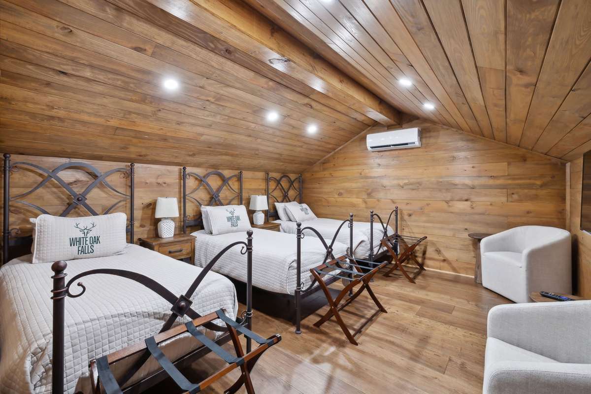 Main lodge upstairs bedroom 4