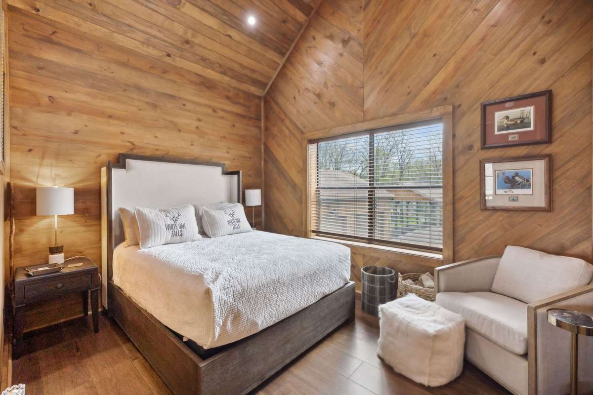 Main lodge upstairs bedroom 2