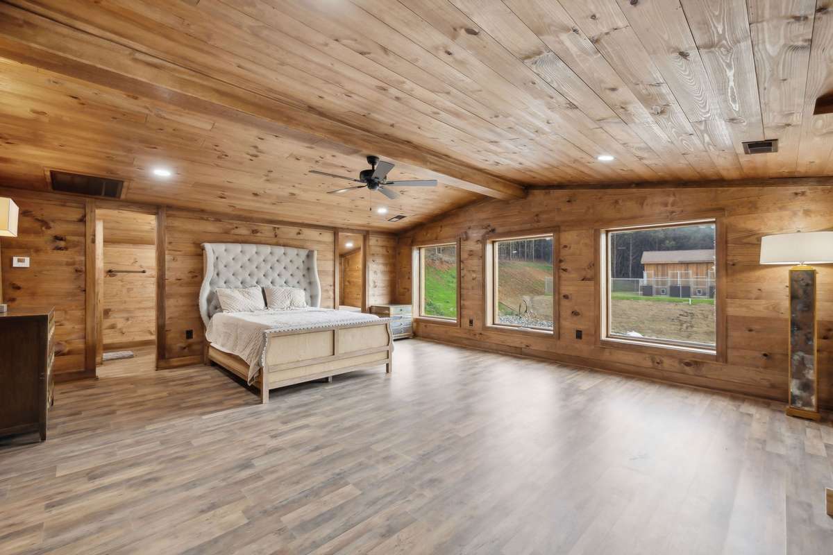 Hidden owners suite upstairs in bunkhouse/garage