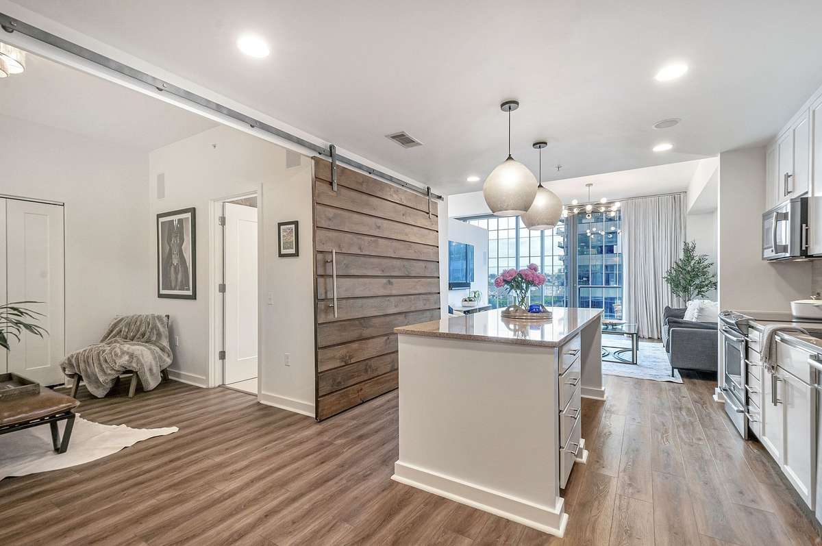 Flex room to the left can be used as a home office, a den or a bedroom (with complete privacy thanks to the custom barn door).